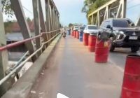 Beredar Video Kondisi Lalu Lintas Macet Efek Jembatan Besi 4 di Batibati Masih Rusak