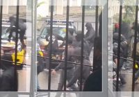 VIRAl! Video Massa Rusak dan Bakar Mobil Polisi saat Aksi Mayday di Bandung