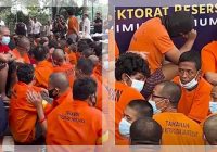 VIRAL! Sopir Truk di Sarolangun Bawa Preman Bergelantungan di Spion, Gegara Kesal Sering Dipalak