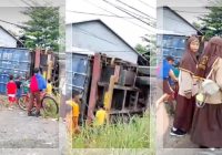 Truk Kontainer Terbalik di Dekat Jembatan Mantuil Banjarmasin, Bocah-Bocah Malah Asyik Main di Lokasi!