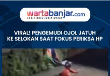 VIDEO - Viral! Pengemudi Ojol Jatuh ke Selokan saat Fokus Periksa HP