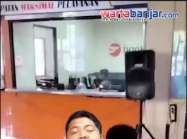 VIDEO - Heboh! Petugas Malah Main Game Saat Warga Antre Berjam-jam
