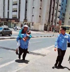 Aksi Inspektur Jenderal Kemenag Gendong Jemaah Sakit Stroke di Makkah