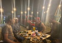 HARMONIS! Anggota DPRD dan Kapolsek 'Nongki' Bareng di Warung Desa, Obrolan Santai Sarat Makna