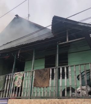 Api Membubuk di Lantai 2 Sebuah Rumah di Gang Keramat 2 Banjarmasin