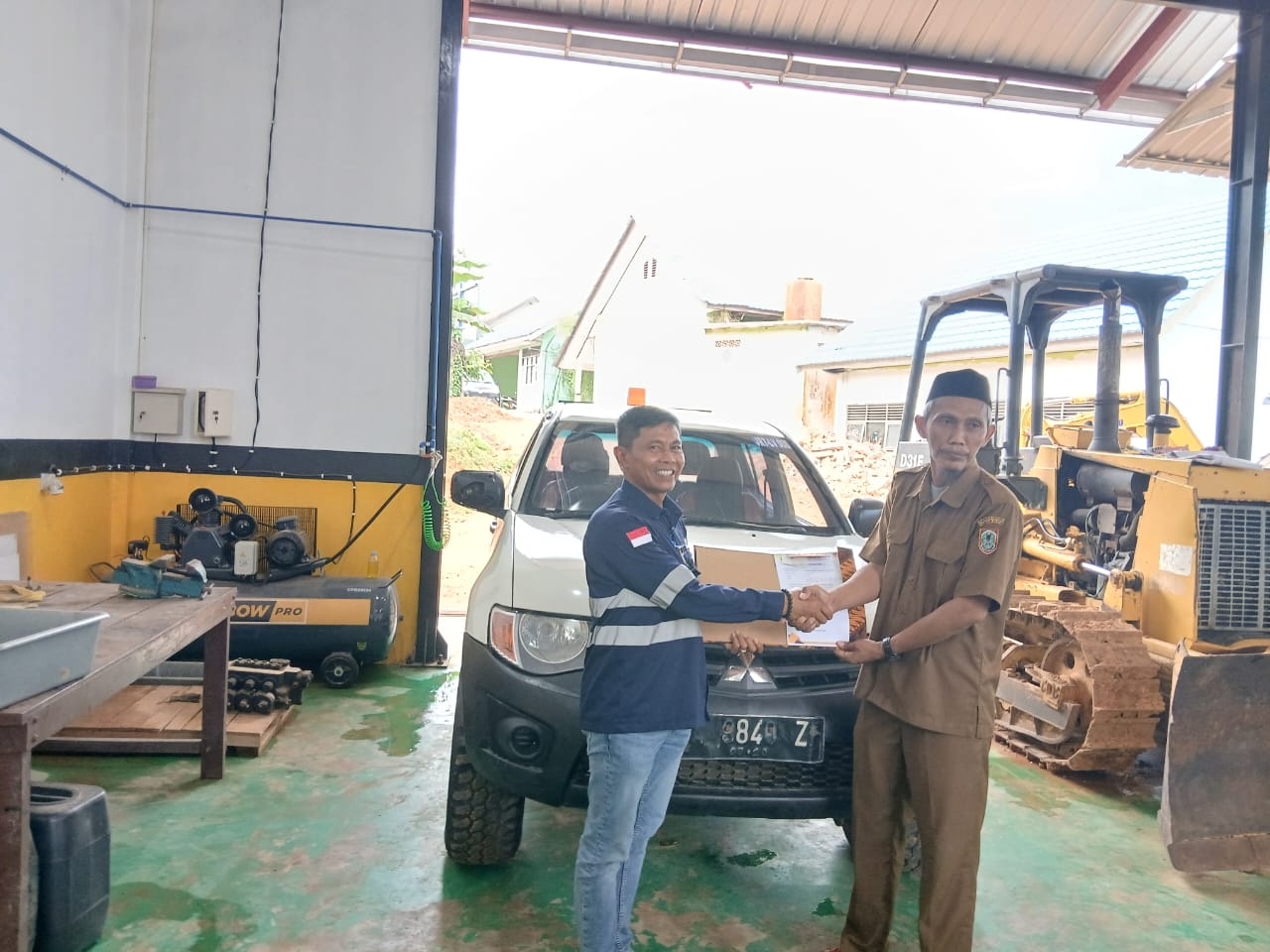 Apresiasi H Deden untuk Pendidikan, CV JRTL Hibahkan Mitsubishi Triton kepada SMKN 1 Satui