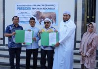 Wabup Banjar Serahkan Sapi Bantuan Presiden Prabowo Subianto ke 2 Lokasi di Martapura