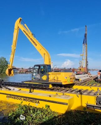 Wali Kota Yamin Resmikan Ekskavator Amfibi untuk Sungai Banjarmasin