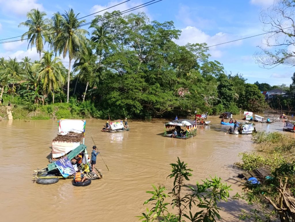 Komunitas Jelajah Balangan Bersihkan Sampah di Aliran Sungai Balangan
