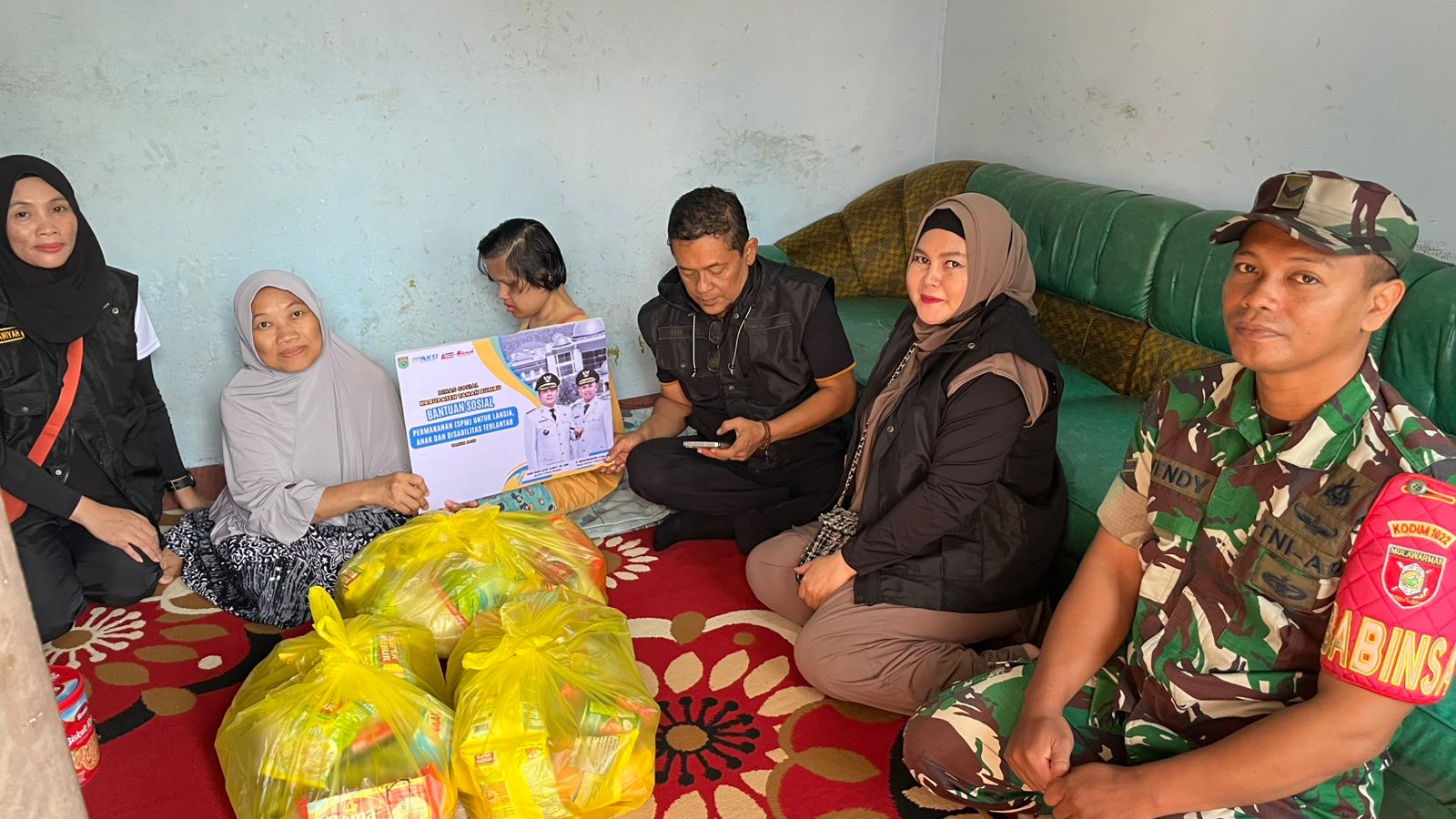 Bansos Permakanan untuk Disabilitas dan Lansia Disalurkan Pemkab Tanah Bumbu dan Kodim 1022/Tnb