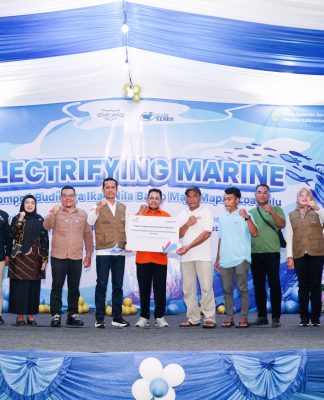 Tingkatkan Panen Tambak Nila di Sungai Mahakam, PT PLN (UIP3B) Kalimantan Serahkan Bantuan Aerator listrik