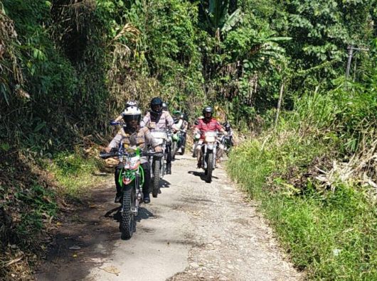 Kapolres HST Tembus Pegunungan Salurkan Bantuan Sosial di Haruyan Dayak