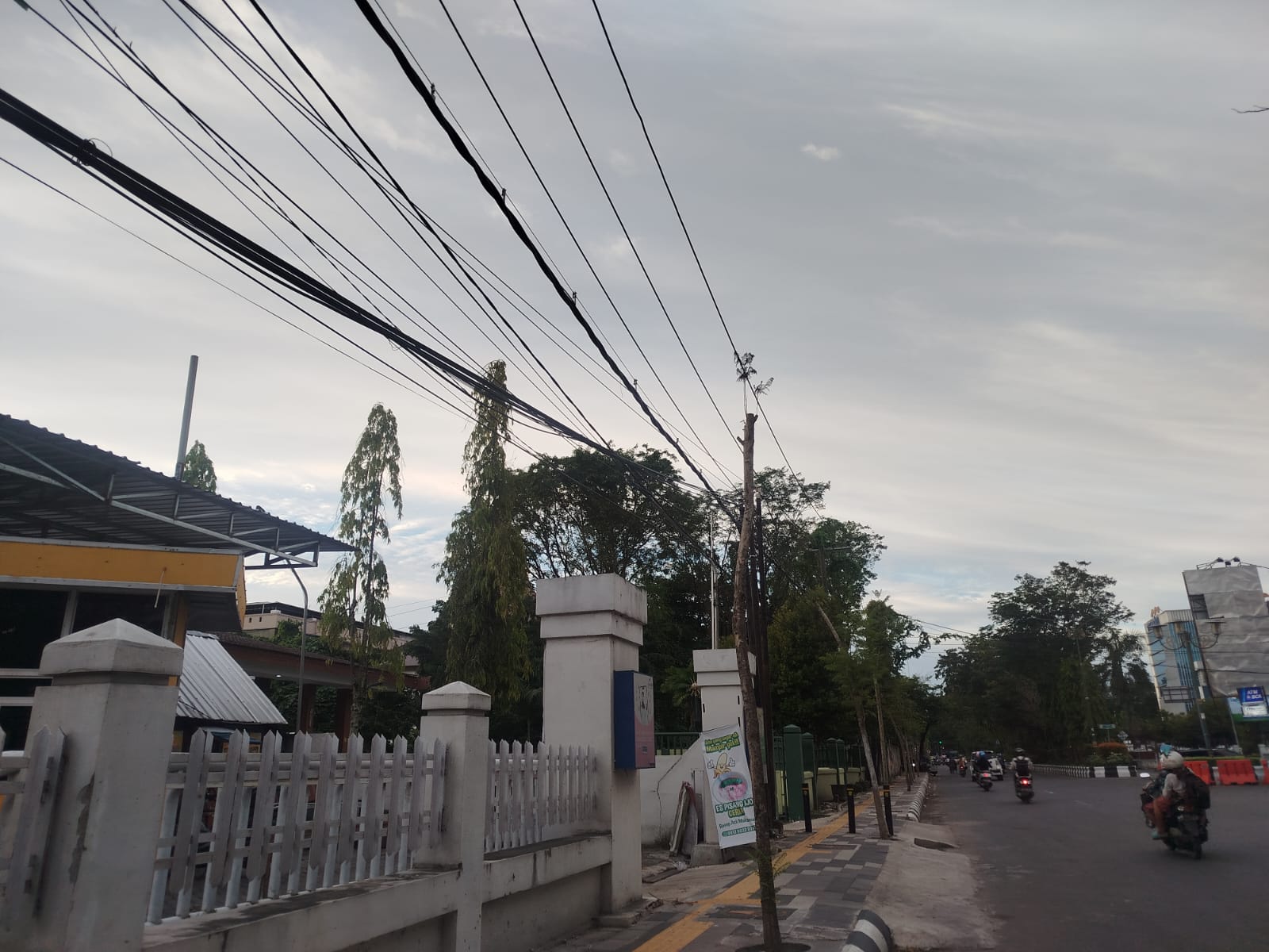 Kabel Semrawut Jadi Sorotan! Pemko Banjarmasin Turun Tangan, Fokus Penataan di Jalur Strategis