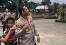 Kapolres Banjar Sempatkan Bermain Layang-Layang dengan Anak-Anak
