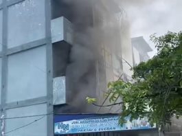 Pemadam Sulit Padamkan Kebakaran di Jalan Sultan Adam