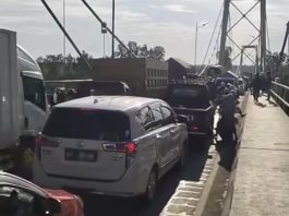 Jembatan Barito Macet Total, Hari Pertama Sistem Buka Tutup