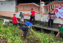 Jajaran Polsek Martapura Timur Bersihkan Saluran Air Desa Melayu Tengah