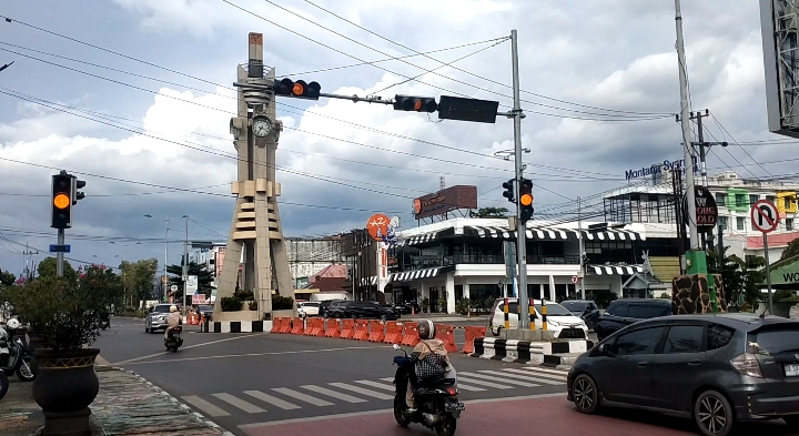 Simpang empat tugu Adipura Banjarbaru