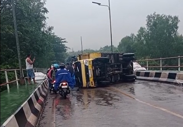 Truk terbalik