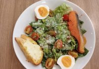 Rutin Konsumsi Salad Salmon, Bisa Hilangkan Stres Hingga Meningkatkan Stamina dan Gairah Seksual