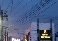 Waspada Kabel Menjuntai di Perempatan Lampu Merah Pasar A. Yani Banjarmasin