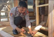 Polsek Awayan Bedah Rumah Warga di Desa Pulantan, Peringati Hari Bhayangkara ke-79
