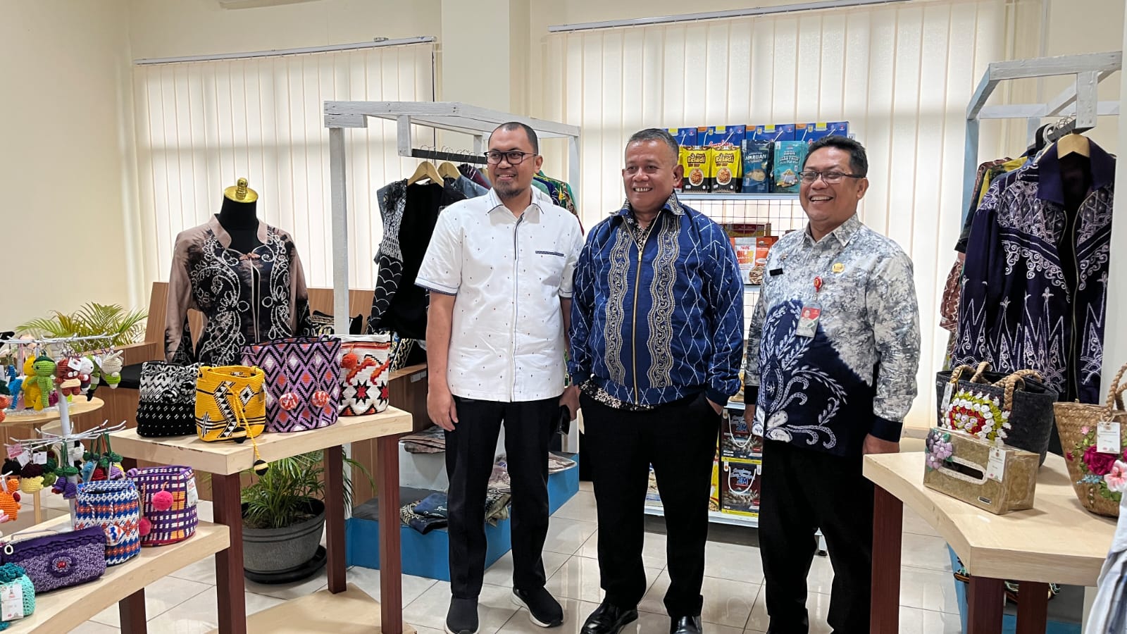 Percepat Transformasi UMKM, Wamen Helvi Tinjau PLUT Banjarbaru, Serap Aspirasi Pelaku Usaha
