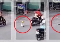 DETIK-DETIK Ibu Buang Balitanya di Jalan, Sang Anak Merangkak Kejar Ibunya, Netizen : "Astaghfirullooh!"
