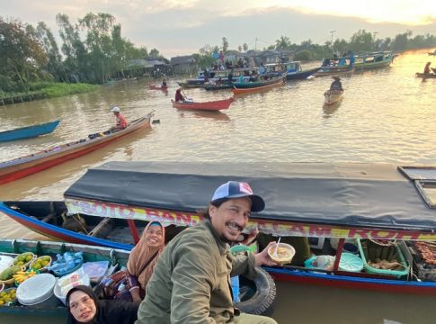 Di Sela Syuting Film Pirunduk, Bucek Depp Nikmati Sarapan di Pasar Terapung Lok Baintan