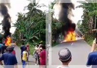 Motor Terbakar di Tengah Jalan A. Yani HST, Pengendara Panik dan Lalu Lintas Lumpuh!