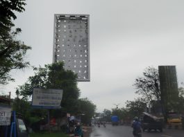 MEMBAHAYAKAN WARGA! Pemko Banjarmasin Tertibkan 16 Reklame Ilegal yang Nyaris Roboh di Jalan A Yani