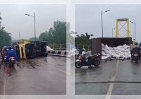 BREAKING NEWS Truk Muatan Pakan Ternak Terbalik di Jembatan Barito, Lalu Lintas Macet Total!