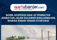 VIDEO - Mobil Ekspedisi Naik ke Pembatas Jembatan Jalan Sulawesi Banjarmasin, Warga Ramai-ramai Evakuasi!