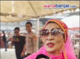 VIDEO - ‎Momen Pulang Haji Rasa Fashion Show: Jamaah Asal Makassar Bikin Heboh!