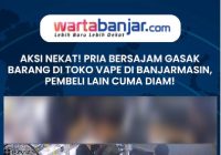 VIDEO - Aksi Nekat! Pria Bersajam Gasak Barang di Toko Vape di Banjarmasin, Pembeli Lain Cuma Diam!