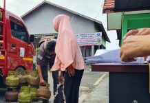 Masriah Sumringah Dapat Gas 3 Kg Seharga Rp 18 Ribu