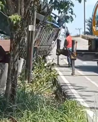 Truk Terbalik di Jalan Lingkar Dalam Selatan