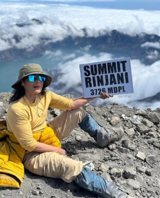 Penyanyi Atiek CB Mendaki Rinjani Hingga ke Puncak di Usia 62 Tahun, Kunjungi Lokasi Jatuhnya Juliana