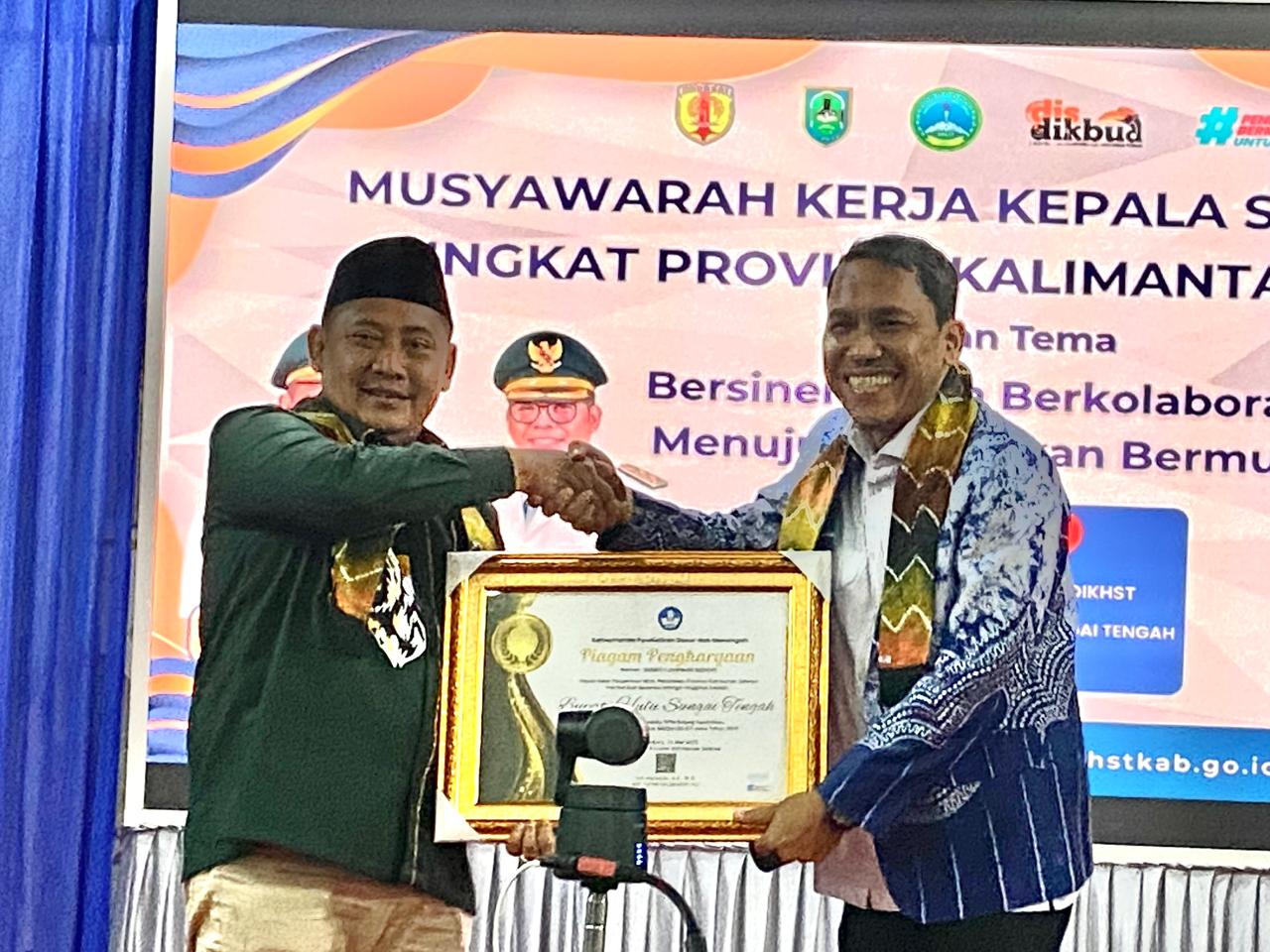Bupati HST Samsul Rizal menerima piagam