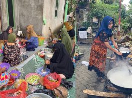 Warga Desa Benawa Tengah Gotong Royong Buat Bubur Asyura : Rasa Setiap Tahun Selalu Beda