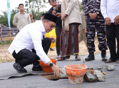 Bupati Tanah Bumbu Letakkan Batu Pertama dan Teken MoU Ponpes Salafiyah Al-Istiqamah