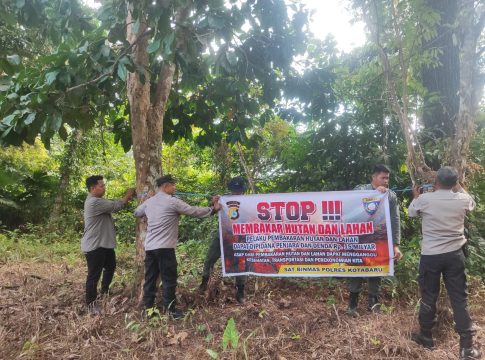 Sebar Spanduk Waspada Karhutla, Polres Kotabaru : Dilarang Bakar Hutan dan Lahan