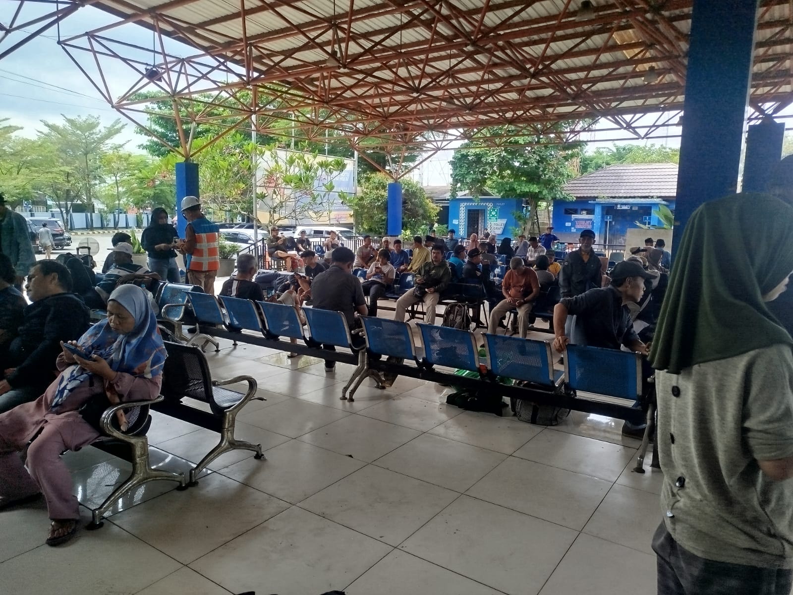Para penumpang sedang antri menunggu pengembalian dana1