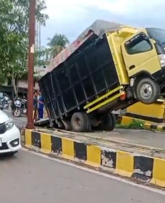 Sebuah Truk Terangkat ke Belakang di Jalan Lingkar Dalam Selatan