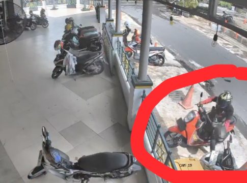 Maling Helm di Masjid Al Jihad Banjarmasin Terekam CCTV