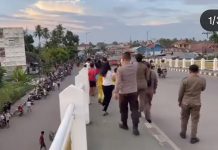 Sat Binmas Polresta Banjarmasin Tegur Anak-anak yang Bermain Layang-layang di Jembatan HKSN