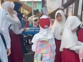 Duh Nasib Siswa SD Pararain HSU, Masuk Sekolah Harus Terobos Kayu