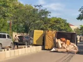 Mobil Box Terguling di Jalan Lingkar Dalam Buat Pengendara Terjatuh