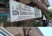 Duh! Siswa SDN Sungai Jingah 4 Terpaksa Belajar di Lapangan