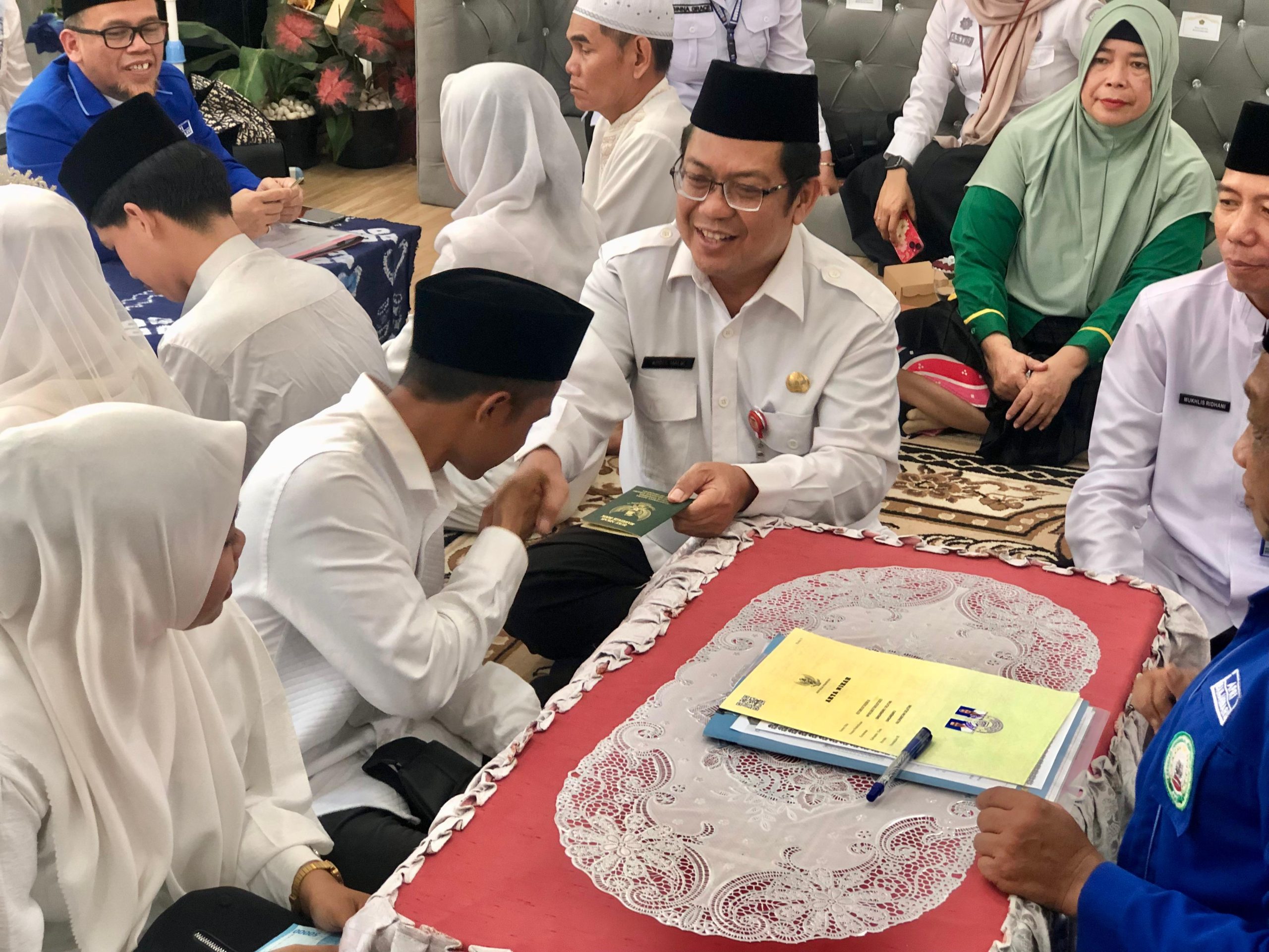 Suasana nikah masal yang digelar di KUA Kecamatan Banjabaru Selatan